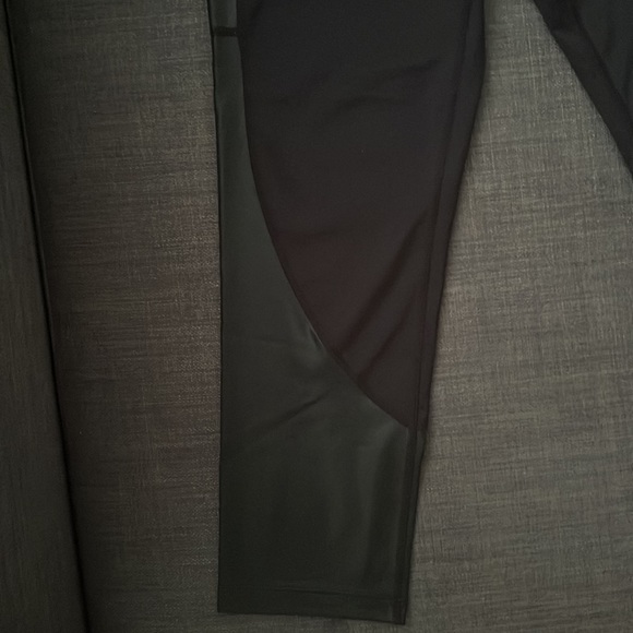 Nike Dri-fit mid rise cropped leggings with side and back pockets - Picture 3 of 4